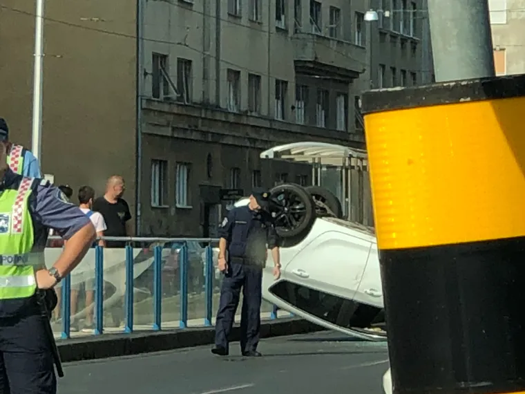 PROMETNA U ZAGREBU: Sudarila se tri vozila, jedno se prevrnulo na krov