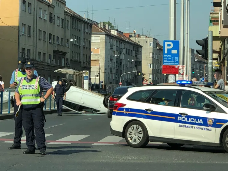 Prometna nesreća dogodila se u 8:20 ujutro na križanju Heinzlove i Zvonimirove ulice u Zagrebu