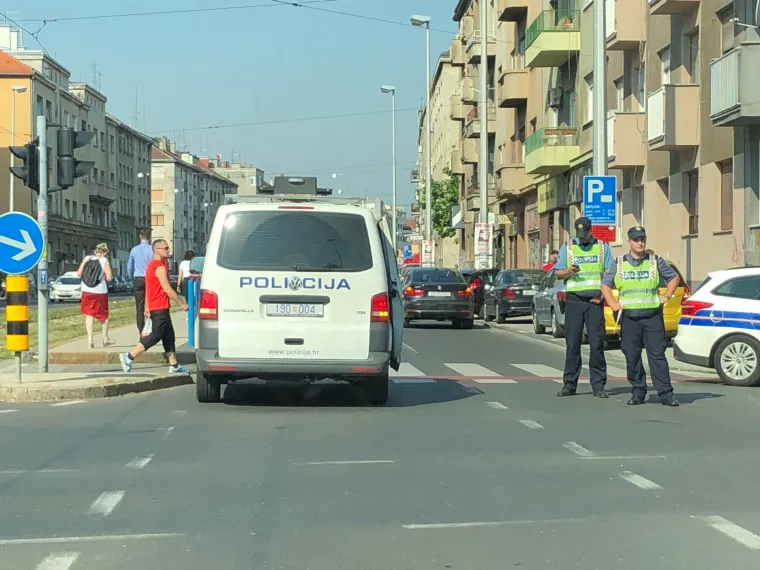 PROMETNA U ZAGREBU: Sudarila se tri vozila, jedno se prevrnulo na krov