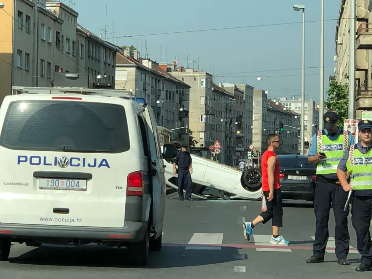 PROMETNA U ZAGREBU: Sudarila se tri vozila, jedno se prevrnulo na krov