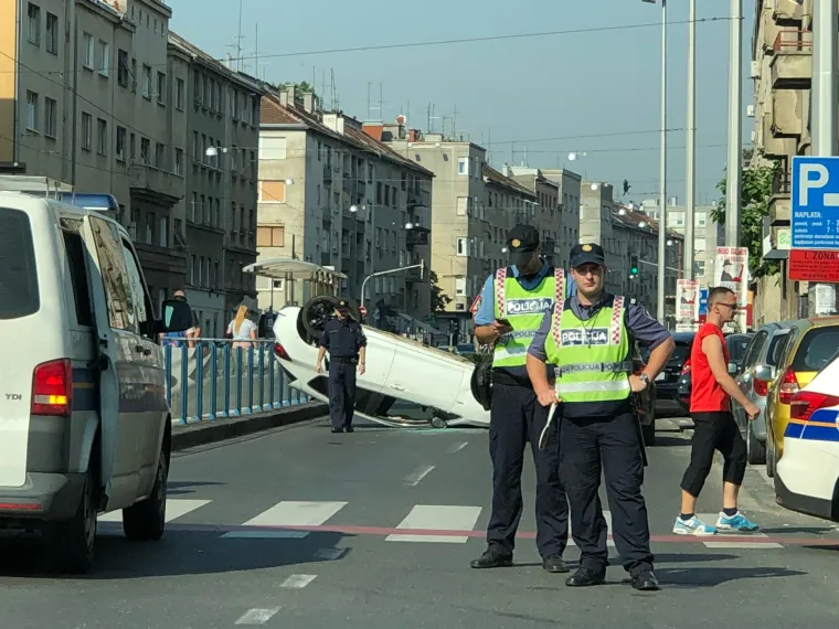 PROMETNA U ZAGREBU: Sudarila se tri vozila, jedno se prevrnulo na krov
