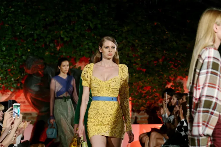 Moda u doba hrabrosti: Alex Dojčinović ponovno odu&scaron;evila novom revijom