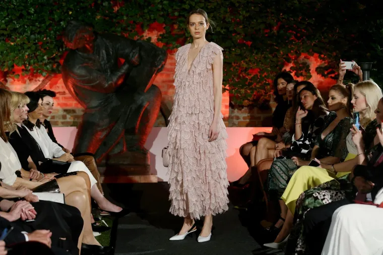 Moda u doba hrabrosti: Alex Dojčinović ponovno odu&scaron;evila novom revijom