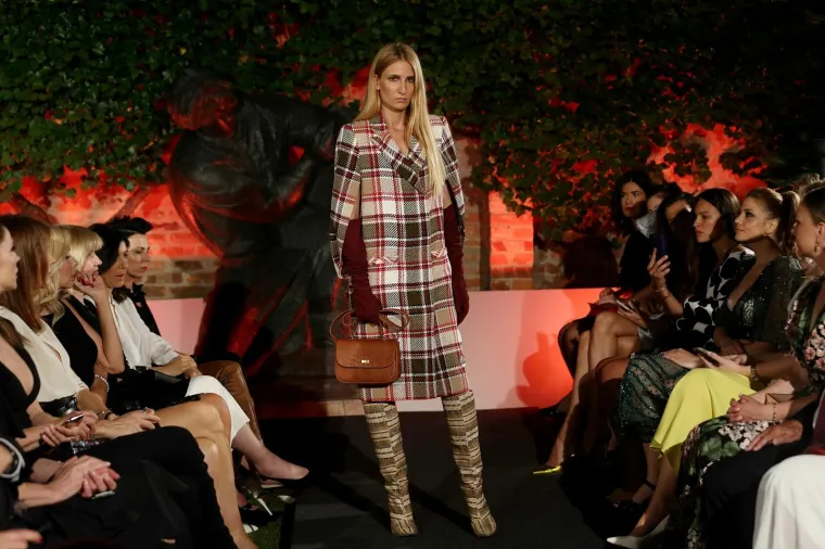 Moda u doba hrabrosti: Alex Dojčinović ponovno odu&scaron;evila novom revijom