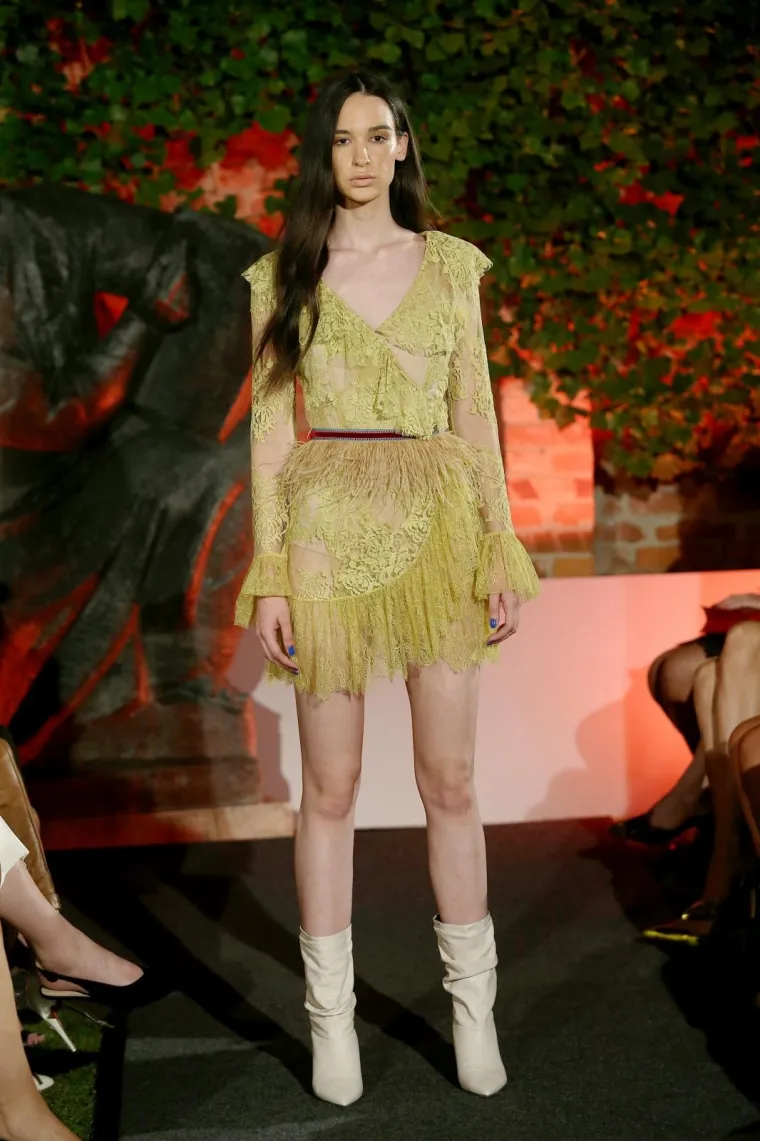 Moda u doba hrabrosti: Alex Dojčinović ponovno odu&scaron;evila novom revijom