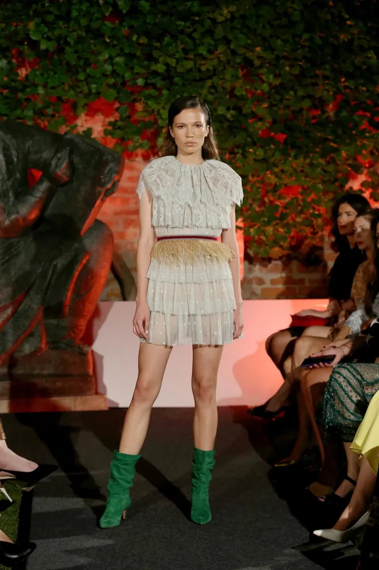 Moda u doba hrabrosti: Alex Dojčinović ponovno odu&scaron;evila novom revijom