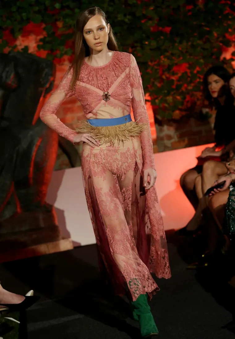 Moda u doba hrabrosti: Alex Dojčinović ponovno odu&scaron;evila novom revijom