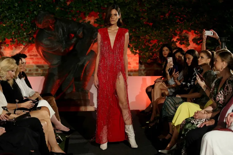 Moda u doba hrabrosti: Alex Dojčinović ponovno odu&scaron;evila novom revijom