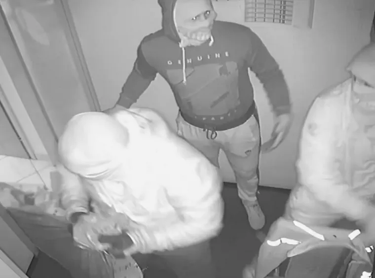 BETONSKIM BLOKOVIMA RAZBILI STAKLO I UPALI U BENZINSKU: Htjeli su je opljačkati, ali tamo ih je dočekalo iznenađenje