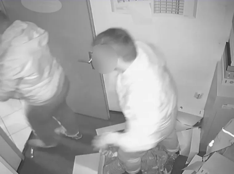 BETONSKIM BLOKOVIMA RAZBILI STAKLO I UPALI U BENZINSKU: Htjeli su je opljačkati, ali tamo ih je dočekalo iznenađenje