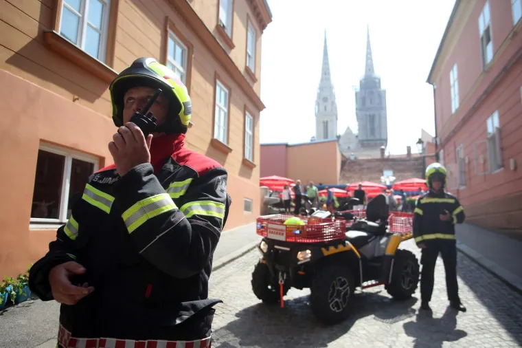 Brzom intervencijom vatrogasaca požar u Skalinskoj ulici u Zagrebu stavljen je pod nadzor