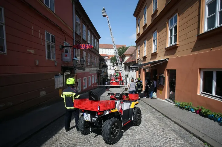 GORJELO U CENTRU ZAGREBA: Vatrogasci hitrom intervencijom stavili požar u Skalinskoj ulici pod kontrolu