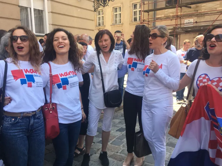 Inicijativa 'Narod odlučuje' slavi pred Saborom: 'Prikupili smo potpise, ovo je festival demokracije'