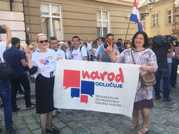 Zvonimir Troskot kazao je kako su za prvo pitanje prikupili 397.024 te za drugo pitanje 390.189 potpisa