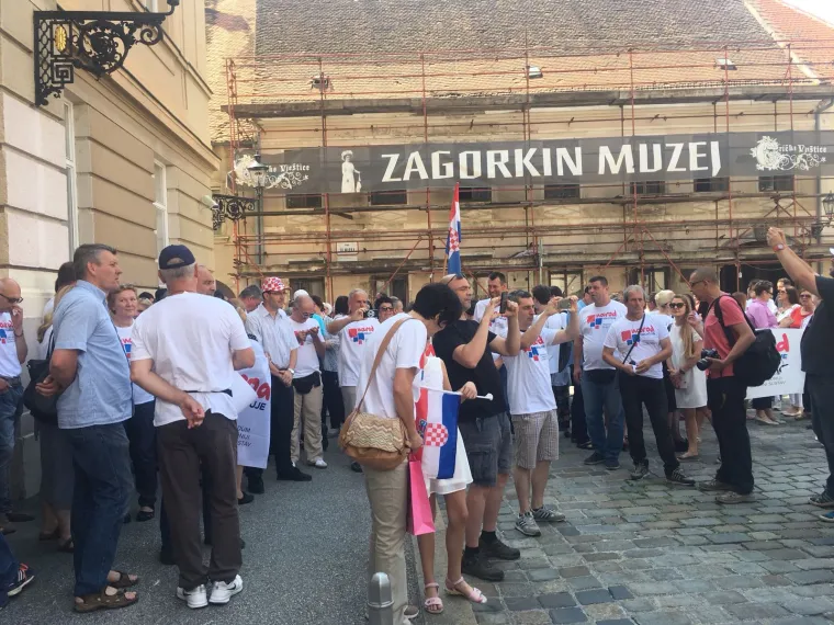 Zvonimir Troskot kazao je kako su za prvo pitanje prikupili 397.024 te za drugo pitanje 390.189 potpisa