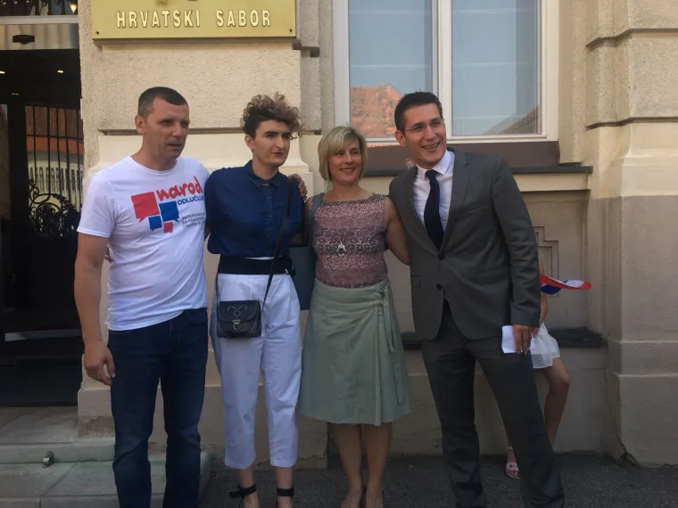 Zvonimir Troskot kazao je kako su za prvo pitanje prikupili 397.024 te za drugo pitanje 390.189 potpisa