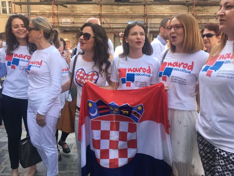 Zvonimir Troskot kazao je kako su za prvo pitanje prikupili 397.024 te za drugo pitanje 390.189 potpisa