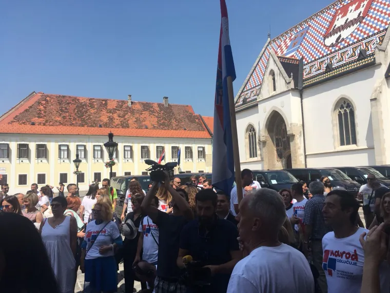 Zvonimir Troskot kazao je kako su za prvo pitanje prikupili 397.024 te za drugo pitanje 390.189 potpisa