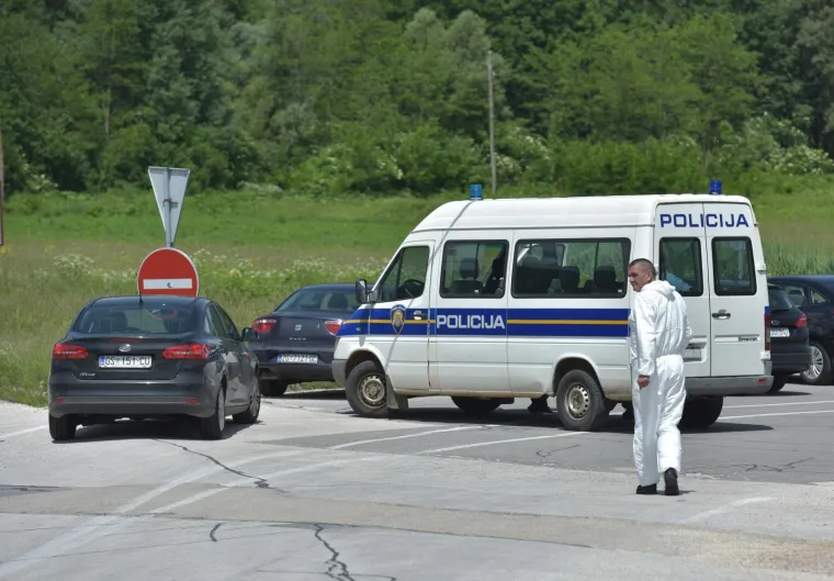 PUCNJAVA NA KOMBI PUN ILEGALNIH MIGRANATA: Policija još traga za krijumčarem, ranjeno je dvoje djece