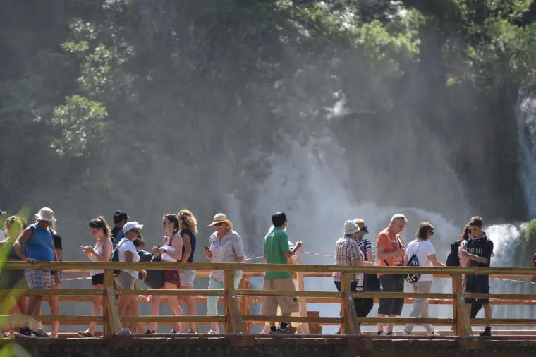 UŽIVANCIJA U NACIONALNOM PARKU: Velik broj turista iskoristio lijepo vrijeme i posjetio NP Krka