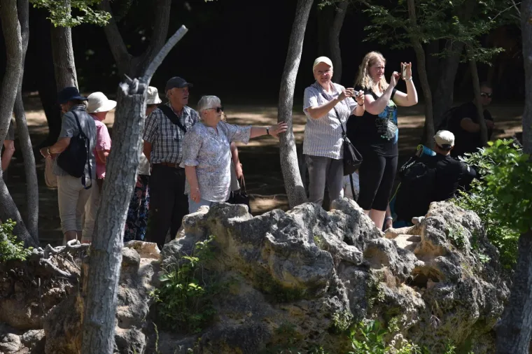 UŽIVANCIJA U NACIONALNOM PARKU: Velik broj turista iskoristio lijepo vrijeme i posjetio NP Krka