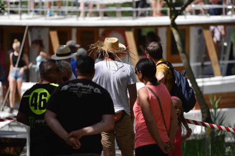 UŽIVANCIJA U NACIONALNOM PARKU: Velik broj turista iskoristio lijepo vrijeme i posjetio NP Krka