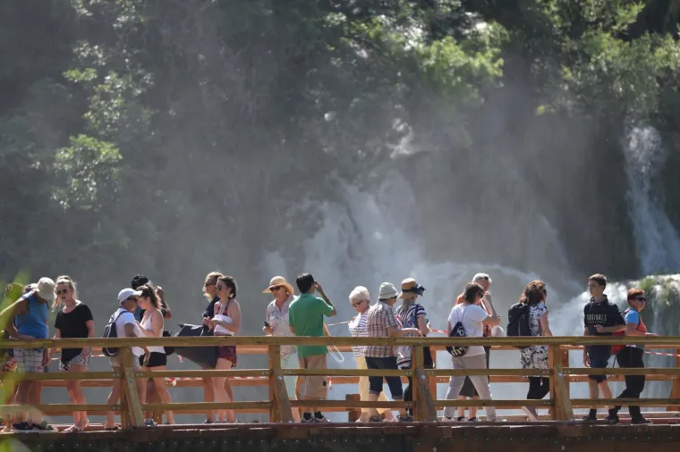 UŽIVANCIJA U NACIONALNOM PARKU: Velik broj turista iskoristio lijepo vrijeme i posjetio NP Krka
