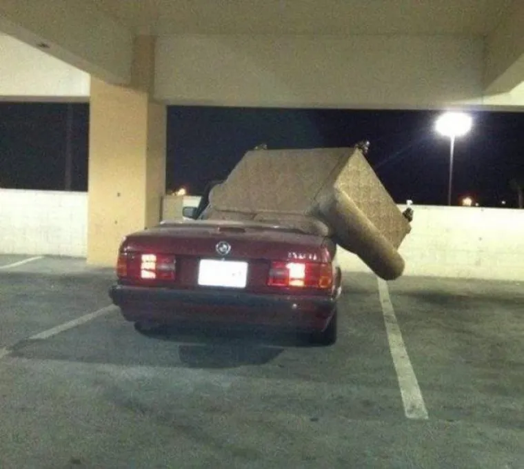 KOLIKO &Scaron;KRTI MORAJU BITI ZA OVAKVE PODVIGE?! Natrpali aute svim i svačim kako ne bi morali plaćati prijevoz, ali ba&scaron; svim i svačim