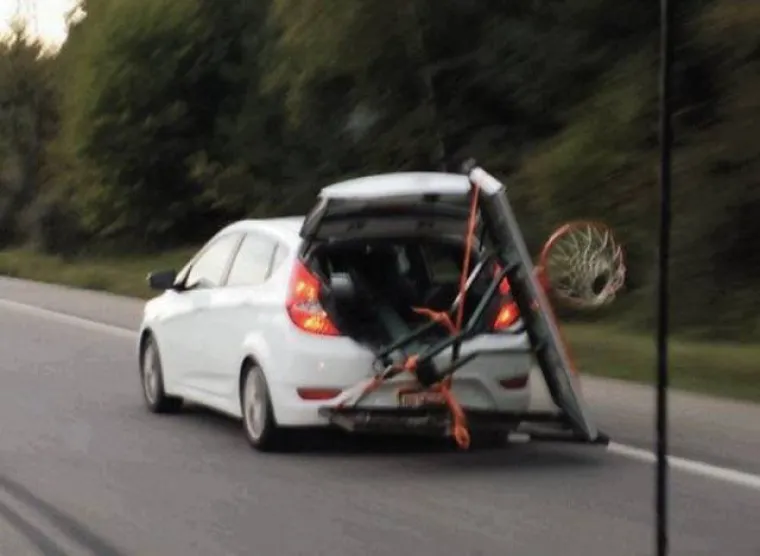 KOLIKO &Scaron;KRTI MORAJU BITI ZA OVAKVE PODVIGE?! Natrpali aute svim i svačim kako ne bi morali plaćati prijevoz, ali ba&scaron; svim i svačim
