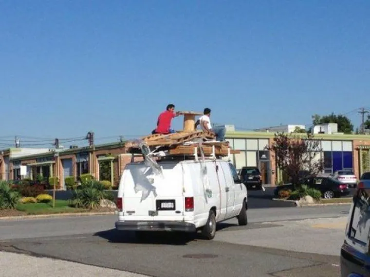 KOLIKO &Scaron;KRTI MORAJU BITI ZA OVAKVE PODVIGE?! Natrpali aute svim i svačim kako ne bi morali plaćati prijevoz, ali ba&scaron; svim i svačim