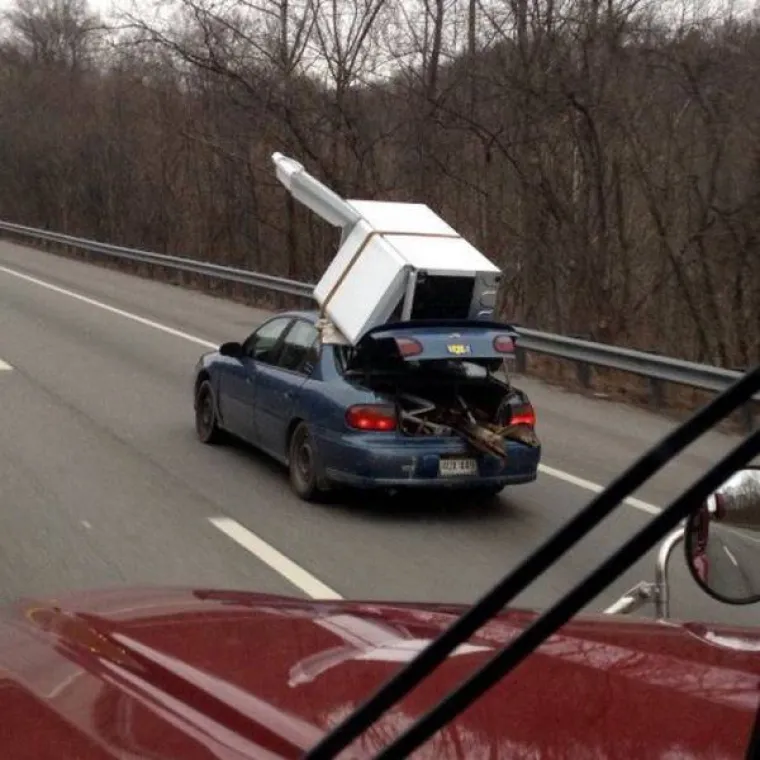 KOLIKO &Scaron;KRTI MORAJU BITI ZA OVAKVE PODVIGE?! Natrpali aute svim i svačim kako ne bi morali plaćati prijevoz, ali ba&scaron; svim i svačim