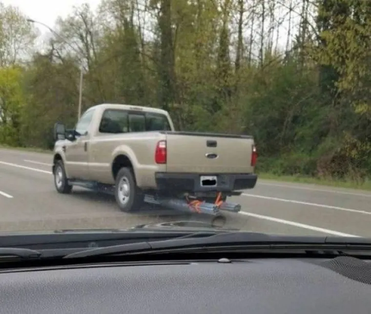KOLIKO &Scaron;KRTI MORAJU BITI ZA OVAKVE PODVIGE?! Natrpali aute svim i svačim kako ne bi morali plaćati prijevoz, ali ba&scaron; svim i svačim