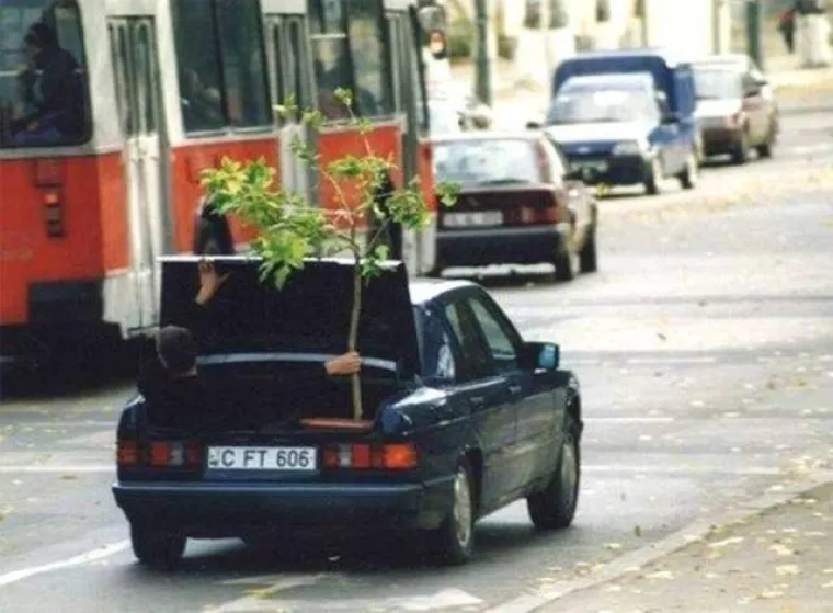 KOLIKO &Scaron;KRTI MORAJU BITI ZA OVAKVE PODVIGE?! Natrpali aute svim i svačim kako ne bi morali plaćati prijevoz, ali ba&scaron; svim i svačim