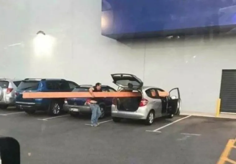 KOLIKO &Scaron;KRTI MORAJU BITI ZA OVAKVE PODVIGE?! Natrpali aute svim i svačim kako ne bi morali plaćati prijevoz, ali ba&scaron; svim i svačim