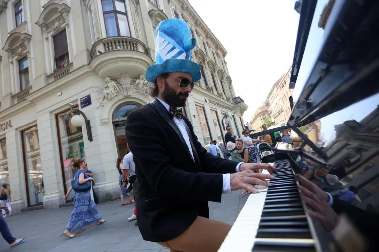 Cvjetni trg, Zagreb - Lutajući klavir, performans u sklopu festivala Cest is d'Best.