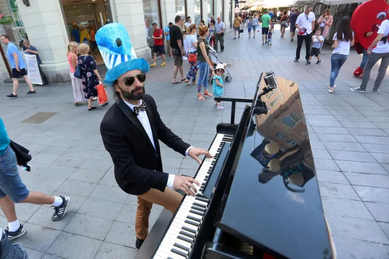 POGLEDAJTE KAKO SE ZABAVLJAJU POSJETITELJI CEST IS D'BESTA: ReciKlaun, majmunčić Pero i lutajući klavir zvijezde su ulične umjetnosti