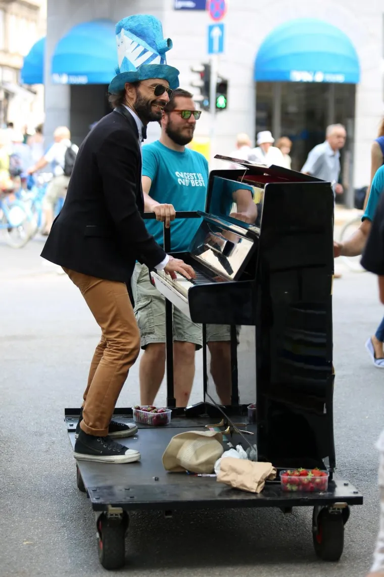 POGLEDAJTE KAKO SE ZABAVLJAJU POSJETITELJI CEST IS D'BESTA: ReciKlaun, majmunčić Pero i lutajući klavir zvijezde su ulične umjetnosti