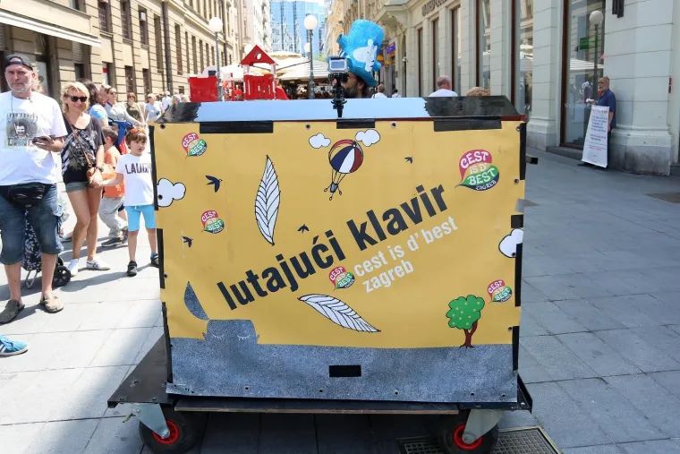 POGLEDAJTE KAKO SE ZABAVLJAJU POSJETITELJI CEST IS D'BESTA: ReciKlaun, majmunčić Pero i lutajući klavir zvijezde su ulične umjetnosti