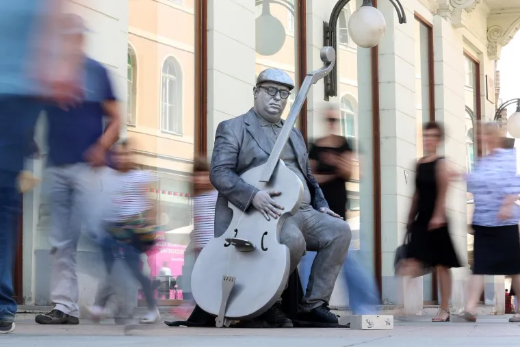 Kontrabas je novi akt makedonske ulične skupine Teatroskok koja gostuje na festivalu Cest is d best. U aktu nastupa dvoje umjetnika koji se pokrenu samo kada ih se nagradi novčićem. Kontrabas predstavlja uličnu poeziju koja stvara zvuk koji ljubi ljubav dvaju uličnih izvođača na kraju svijeta.
