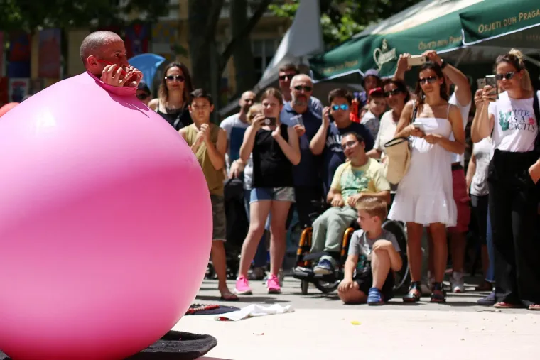 FRANCUSKI PERFORMER NA ZRINJEVCU: Bubble man oduševio posjetitelje uličnog festivala Cest is d'Best