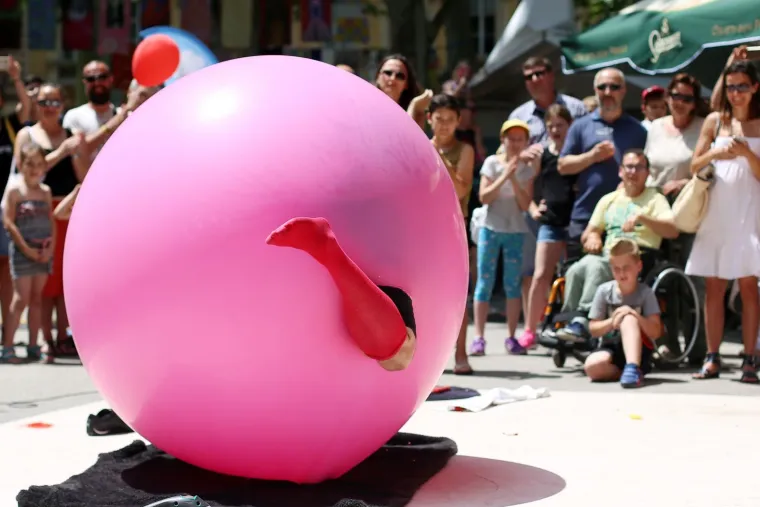 FRANCUSKI PERFORMER NA ZRINJEVCU: Bubble man oduševio posjetitelje uličnog festivala Cest is d'Best