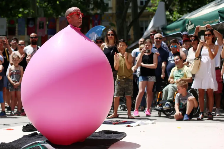 FRANCUSKI PERFORMER NA ZRINJEVCU: Bubble man oduševio posjetitelje uličnog festivala Cest is d'Best