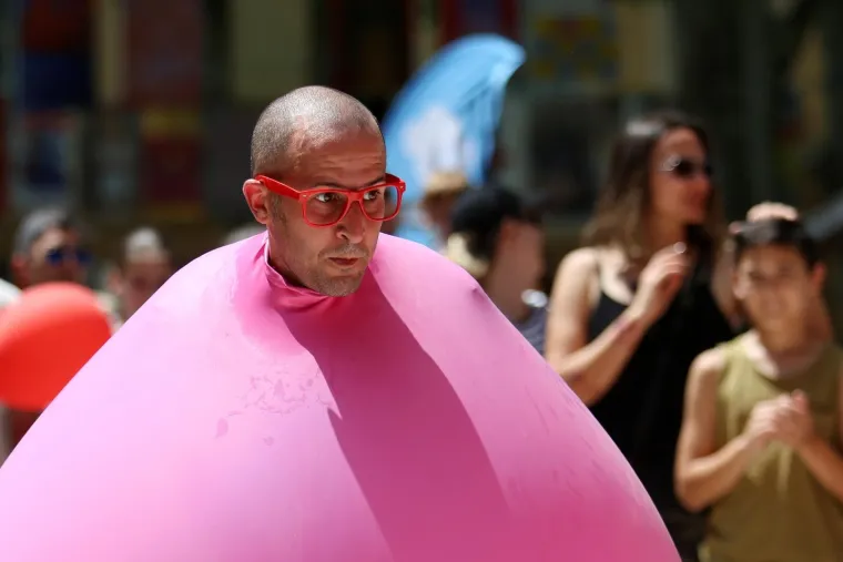 FRANCUSKI PERFORMER NA ZRINJEVCU: Bubble man odu&scaron;evio posjetitelje uličnog festivala Cest is d'Best