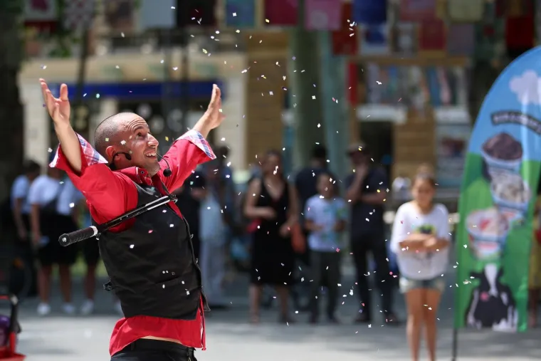 FRANCUSKI PERFORMER NA ZRINJEVCU: Bubble man odu&scaron;evio posjetitelje uličnog festivala Cest is d'Best