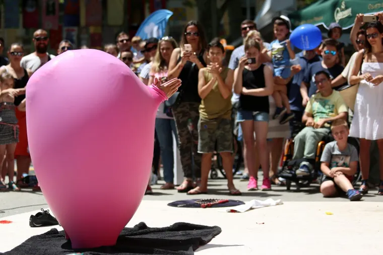 FRANCUSKI PERFORMER NA ZRINJEVCU: Bubble man odu&scaron;evio posjetitelje uličnog festivala Cest is d'Best