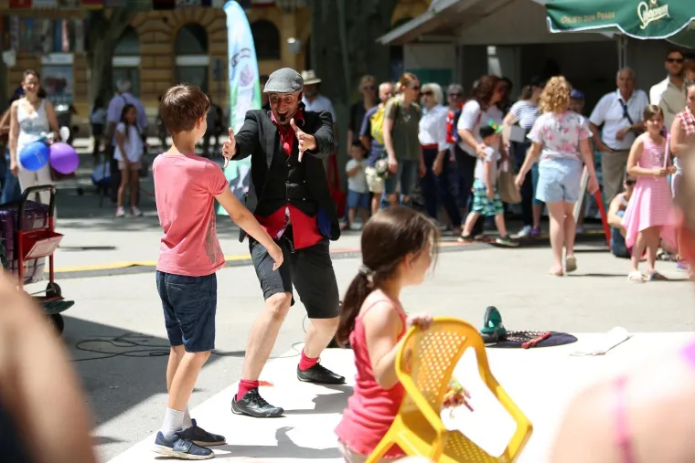 FRANCUSKI PERFORMER NA ZRINJEVCU: Bubble man odu&scaron;evio posjetitelje uličnog festivala Cest is d'Best