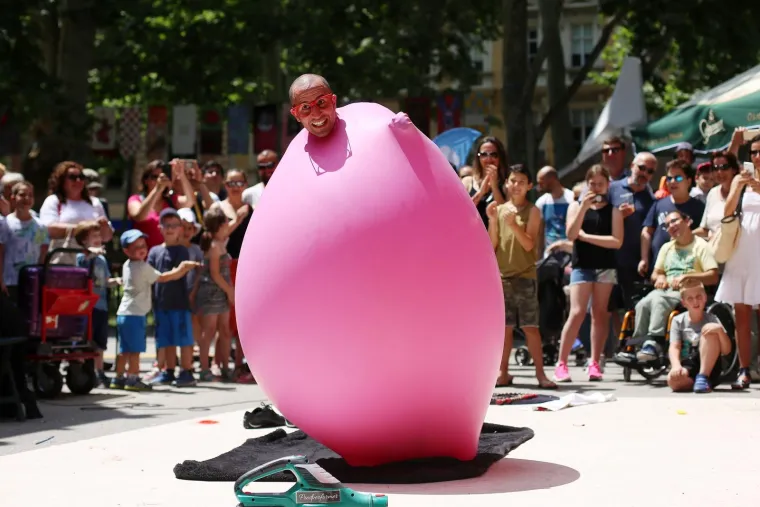 FRANCUSKI PERFORMER NA ZRINJEVCU: Bubble man odu&scaron;evio posjetitelje uličnog festivala Cest is d'Best