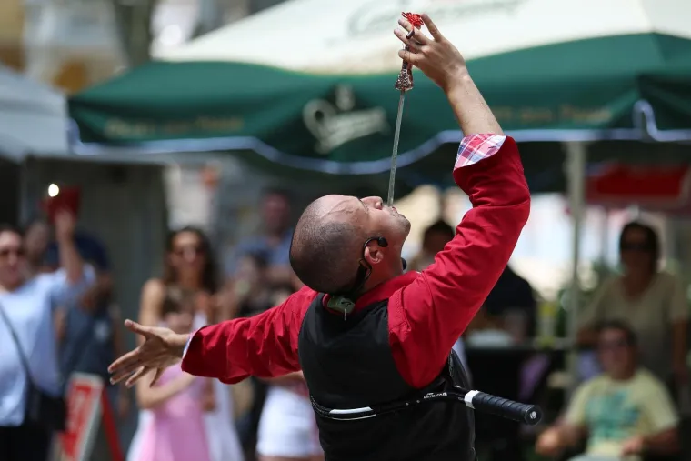 FRANCUSKI PERFORMER NA ZRINJEVCU: Bubble man odu&scaron;evio posjetitelje uličnog festivala Cest is d'Best