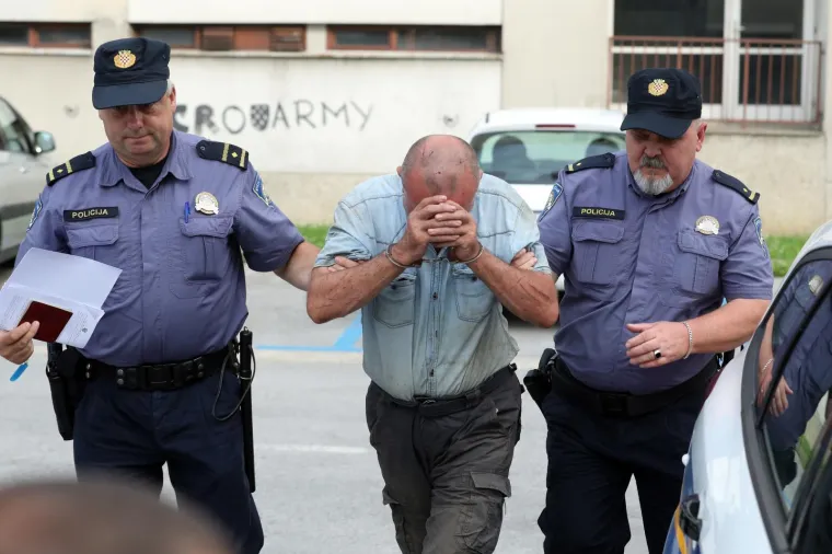 DAN I POL SE SKRIVAO U &Scaron;UMI: Ovo je mu&scaron;karac koji je vozio kombi s migrantima na koji je pucala policija