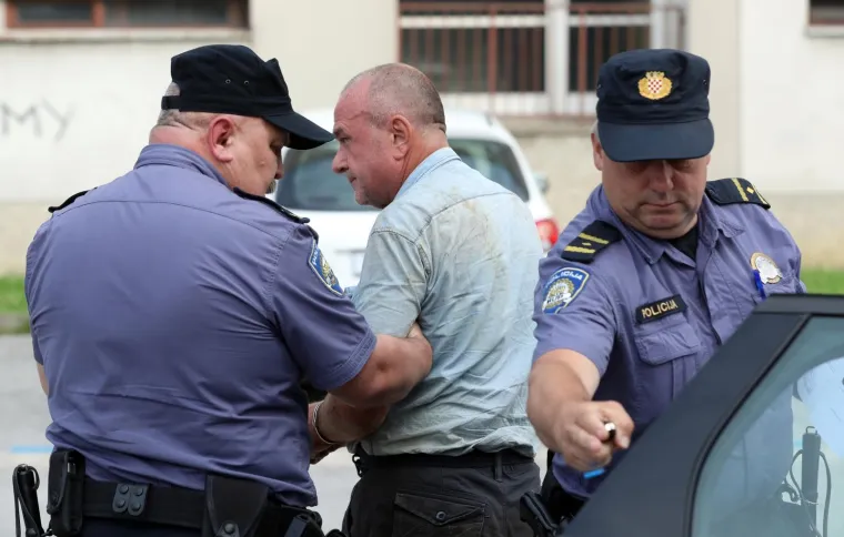 DAN I POL SE SKRIVAO U &Scaron;UMI: Ovo je mu&scaron;karac koji je vozio kombi s migrantima na koji je pucala policija